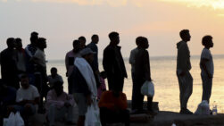 CEUTA, 20/08/2026.- Migrantes son desalojados de la playa del Trampolín en Ceuta tras habilitarse un espacio para su acogida este jueves. El Gobierno ha habilitado temporalmente varios espacios para la acogida de 1.800 personas migrantes que se encuentran en situación de calle en la playa del Trampolín y en la zona de Loma Colmenar, en Ceuta, que prevé ampliar progresivamente. EFE/Reduan