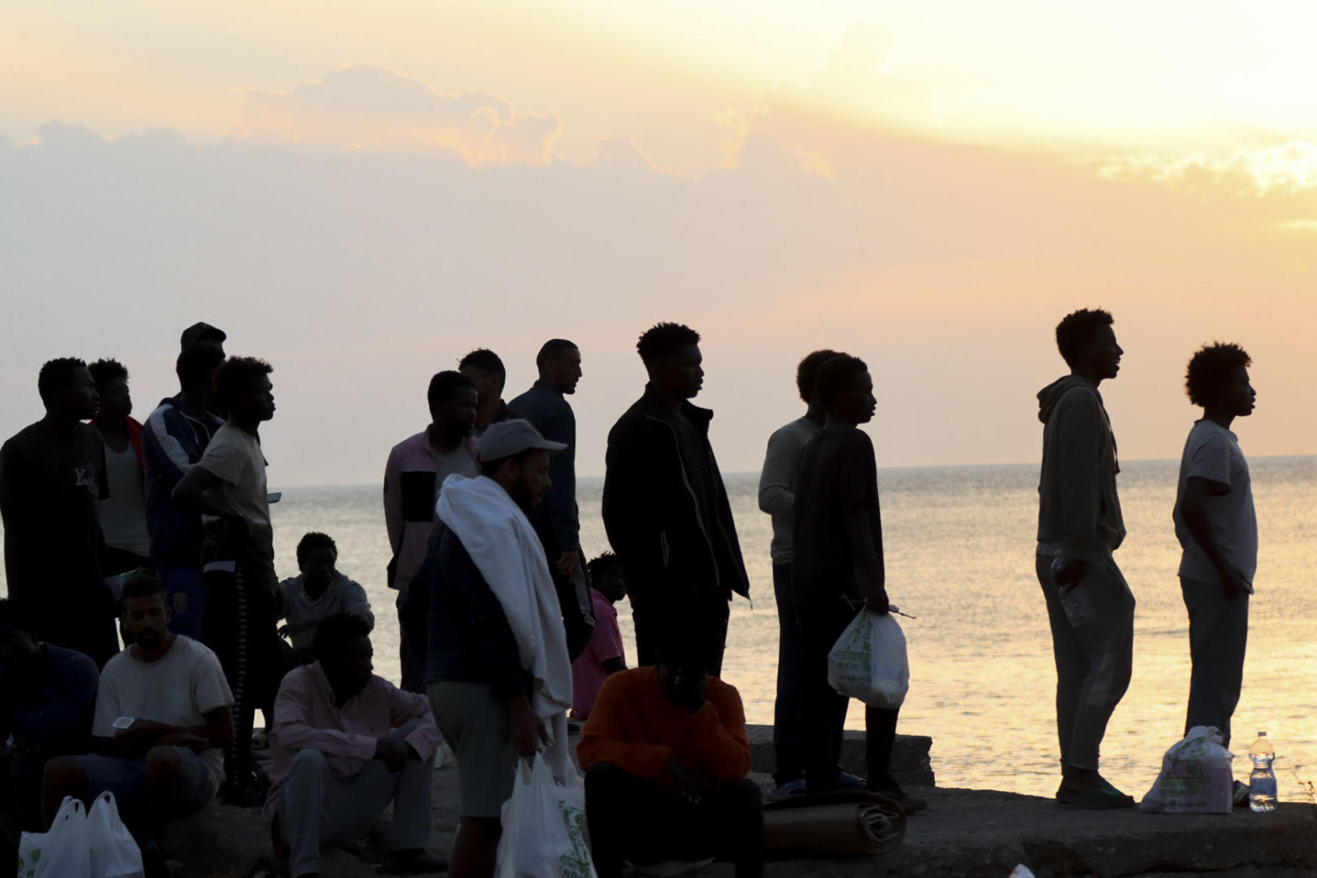 CEUTA, 20/08/2026.- Migrantes son desalojados de la playa del Trampolín en Ceuta tras habilitarse un espacio para su acogida este jueves. El Gobierno ha habilitado temporalmente varios espacios para la acogida de 1.800 personas migrantes que se encuentran en situación de calle en la playa del Trampolín y en la zona de Loma Colmenar, en Ceuta, que prevé ampliar progresivamente. EFE/Reduan