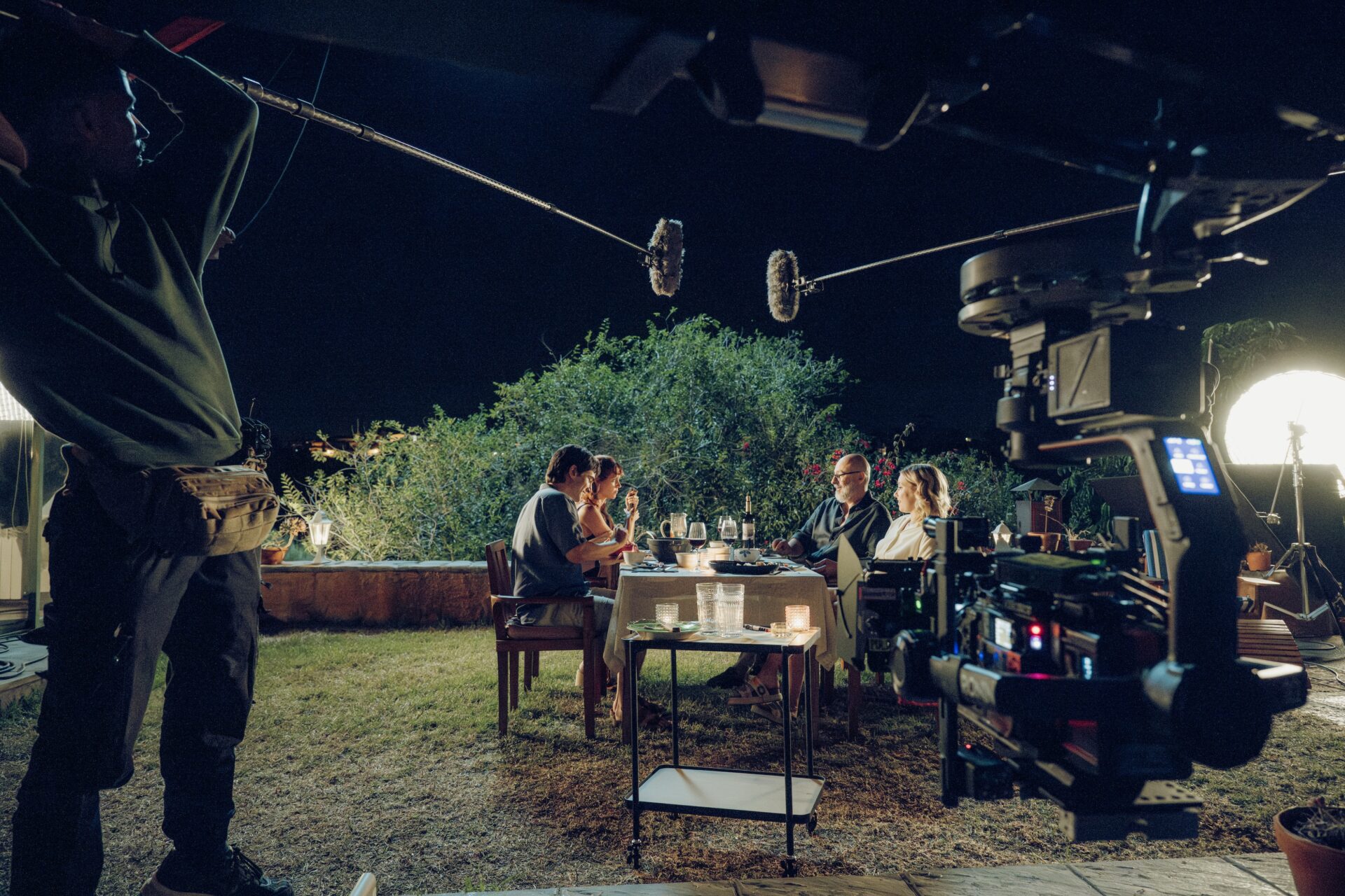 Pau Simon, Maggie Civantos, Roberto Álamo y Berta Galo en el rodaje de 'Días de agosto'.