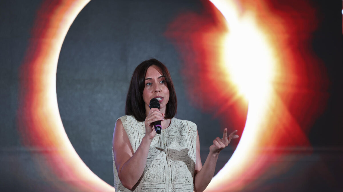 YEBES (GUADALAJARA), 12/08/2026.- La ministra de Ciencia, Diana Morant, atiende a los medios en el Observatorio Astronómico de Yebes, Guadalajara, este miércoles, horas antes del eclipse solar. EFE/ Ismael Herrero