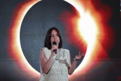 YEBES (GUADALAJARA), 12/08/2026.- La ministra de Ciencia, Diana Morant, atiende a los medios en el Observatorio Astronómico de Yebes, Guadalajara, este miércoles, horas antes del eclipse solar. EFE/ Ismael Herrero
