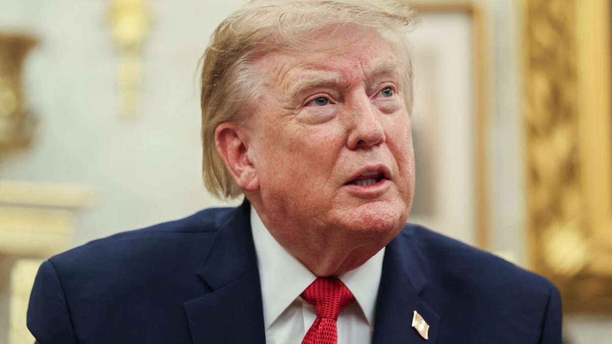 Washington (USA), 17/08/2026.- US President Donald J. Trump hosts Lifeguard Ryder Williams in the Oval Office of the White House in Washington, DC, USA, 17 August 2026. Ryder Williams, a 16-year-old lifeguard, saved the life of 10-year-old Nathaniel Rai at Seabright Beach in Santa Cruz, California, on July 25. EFE/EPA/Samuel Corum / POOL