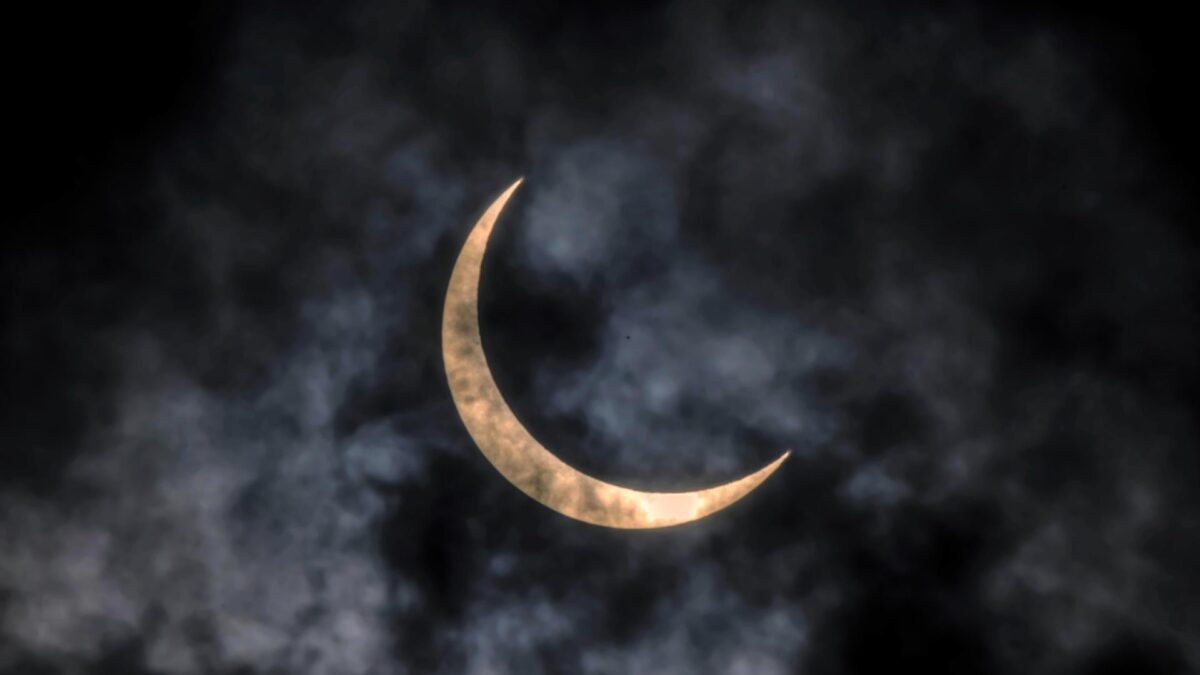 Guanghzou (China), 21/06/2020.- Solar eclipse is seen in Guangzhou, China, 21 June 2020. The annular phase of this rare solstice solar eclipse was visible from parts of Africa and Southern Asia. During this annular solar eclipse ñ the first of the decade ñ the moon appears to cover the sun, leaving the sun's halo as a visible rim forming an annulus, popularly known as the 'ring of fire.' (Incendio) EFE/EPA/ALEX PLAVEVSKI CHINA NATURALEZA ECLIPSE SOLAR: Guanghzou (China), 21/06/2020.- El eclipse solar visto en Guangzhou, China, el 21 de junio de 2020. La fase anular de este raro eclipse solar de solsticio fue visible desde partes de África y el sur de Asia. Durante este eclipse solar anular, el primero de la década, la luna parece cubrir el sol, dejando el halo del sol como un borde visible que forma un anillo, conocido popularmente como el "anillo de fuego". EFE / ALEX PLAVEVSKI