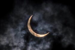 Guanghzou (China), 21/06/2020.- Solar eclipse is seen in Guangzhou, China, 21 June 2020. The annular phase of this rare solstice solar eclipse was visible from parts of Africa and Southern Asia. During this annular solar eclipse ñ the first of the decade ñ the moon appears to cover the sun, leaving the sun's halo as a visible rim forming an annulus, popularly known as the 'ring of fire.' (Incendio) EFE/EPA/ALEX PLAVEVSKI CHINA NATURALEZA ECLIPSE SOLAR: Guanghzou (China), 21/06/2020.- El eclipse solar visto en Guangzhou, China, el 21 de junio de 2020. La fase anular de este raro eclipse solar de solsticio fue visible desde partes de África y el sur de Asia. Durante este eclipse solar anular, el primero de la década, la luna parece cubrir el sol, dejando el halo del sol como un borde visible que forma un anillo, conocido popularmente como el "anillo de fuego". EFE / ALEX PLAVEVSKI