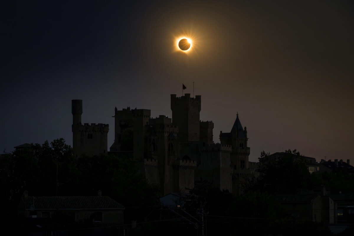 GRAFCAV7399. OLITE, 13/08/2026.- Fase de anillo de diamante del eclipse solar total sobre el Palacio Real de Olite (Navarra) que ha tenido lugar este miércoles, el primero en la península ibérica desde 1905, y que ha sido visible en un 100% en la zona Media y Ribera de Navarra. EFE/Villar López