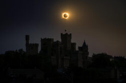 GRAFCAV7399. OLITE, 13/08/2026.- Fase de anillo de diamante del eclipse solar total sobre el Palacio Real de Olite (Navarra) que ha tenido lugar este miércoles, el primero en la península ibérica desde 1905, y que ha sido visible en un 100% en la zona Media y Ribera de Navarra. EFE/Villar López
