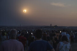 LLEIDA, 12/08/2026.- Lleida vive este miércoles el eclipse de sol más multitudinario desde el barrio de los Magraners, uno de los puntos habilitados por la Paeria. EFE/ Álex López.