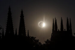 BURGOS, 12/08/2026.- Vista del eclipse total de sol este miércoles en Burgos. EFE/Santi Otero
