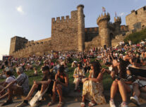 Ponferrada (León), 12/08/2026.- El Castillo de los Templarios de Ponferrada se ha convertido este miércoles en uno de los principales puntos de encuentro científico internacional para seguir el eclipse total de sol, con investigadores llegados de distintos países y una presencia de científicos vinculados a la NASA. EFE/Ana F. Barredo