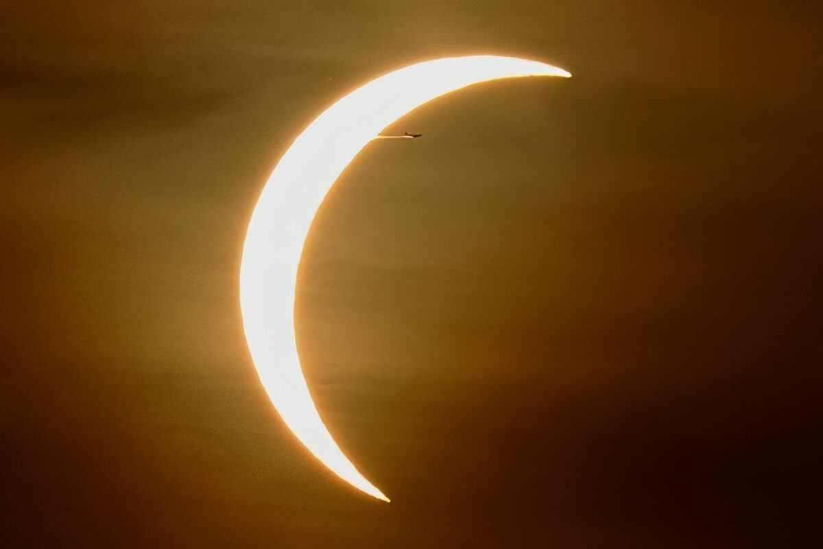 BANYALBUFAR (MALLORCA), 12/08/2026.- Vista del eclipse solar desde la localidad mallorquina de Banyalbufar, este miércoles. EFE/CATI CLADERA