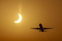 GRAFCVA5428. MANISES (VALENCIA), 12/08/2026.- Un avión despega del aeropuerto de Manises (Valencia), durante el eclipse solar. EFE/Manuel Bruque