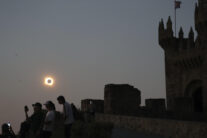 Ponferrada (León), 12/08/2026.- El Castillo de los Templarios de Ponferrada se ha convertido este miércoles en uno de los principales puntos de encuentro científico internacional para seguir el eclipse total de sol, con investigadores llegados de distintos países y una presencia de científicos vinculados a la NASA. EFE/Ana F. Barredo