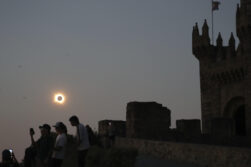 Ponferrada (León), 12/08/2026.- El Castillo de los Templarios de Ponferrada se ha convertido este miércoles en uno de los principales puntos de encuentro científico internacional para seguir el eclipse total de sol, con investigadores llegados de distintos países y una presencia de científicos vinculados a la NASA. EFE/Ana F. Barredo