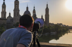 ZARAGOZA, 12/08/2026.- Miles de personas se han concentrado este miércoles en los puentes de Zaragoza para ver el eclipse total de sol utilizando variedad de sistemas para verlo y fotografiarlo. EFE/Javier Cebollada