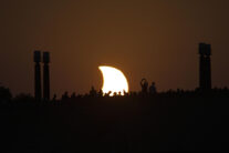 ZARAGOZA, 12/08/2026.- Vista del eclipse este miércoles desde el Puente de Hierro de Zaragoza. EFE/Javier Belver