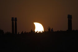 ZARAGOZA, 12/08/2026.- Vista del eclipse este miércoles desde el Puente de Hierro de Zaragoza. EFE/Javier Belver