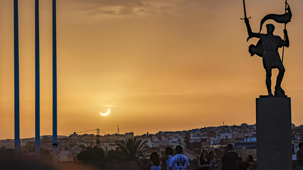 MELILLA, 12/08/2026.- Eclipse solar visto este miércoles en Melilla. EFE/Giner
