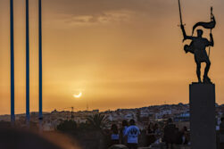 MELILLA, 12/08/2026.- Eclipse solar visto este miércoles en Melilla. EFE/Giner