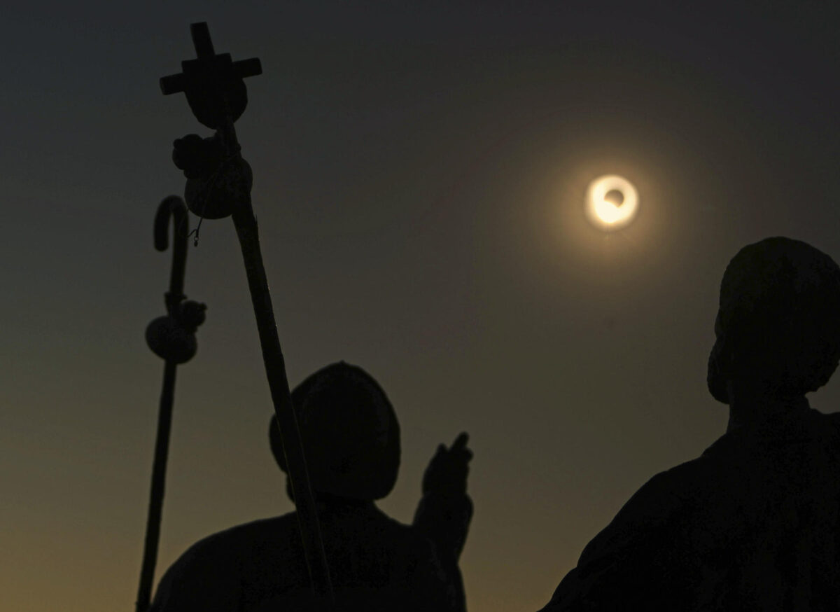 SANTIAGO DE COMPOSTELA, 12/08/2026.- Galicia se convierte en la puerta, en España, del primer eclipse solar total visible en la península en más de un siglo, un momento histórico que se acaba de ver desde el Monte do Gozo en Santiago de Compostela, puerta de entrada de los peregrinos que finalizan el Camino Francés. EFE/Xoán Rey