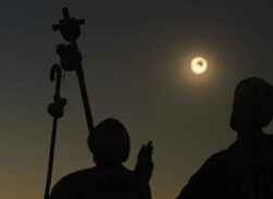 SANTIAGO DE COMPOSTELA, 12/08/2026.- Galicia se convierte en la puerta, en España, del primer eclipse solar total visible en la península en más de un siglo, un momento histórico que se acaba de ver desde el Monte do Gozo en Santiago de Compostela, puerta de entrada de los peregrinos que finalizan el Camino Francés. EFE/Xoán Rey