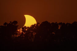 ZORITA DE LOS CANES (GUADALAJARA), 12/08/2026.- Eclipse solar desde Zorita de los Canes (Guadajalara) , este miércoles. EFE/ Fernando Villar