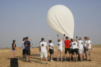 PAREDES DE NAVA (PALENCIA), 12/08/2026.- La asociación AstroParedes ha lanzado este miércoles un globo sonda en Paredes de Nava, en Palencia, dentro de un proyecto pionero a nivel europeo para registrar la sombra de la Luna en la Tierra. EFE/Almudena Álvarez