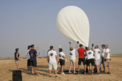 PAREDES DE NAVA (PALENCIA), 12/08/2026.- La asociación AstroParedes ha lanzado este miércoles un globo sonda en Paredes de Nava, en Palencia, dentro de un proyecto pionero a nivel europeo para registrar la sombra de la Luna en la Tierra. EFE/Almudena Álvarez