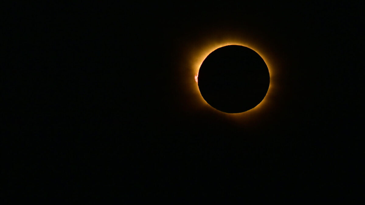 PALMA, 12/08/2026.- Eclipse solar visto este miércoles desde El Arenal, en la bahía de Palma, Baleares. EFE/Miquel A. Borrás