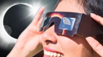 Una mujer con gafas para ver un eclipse