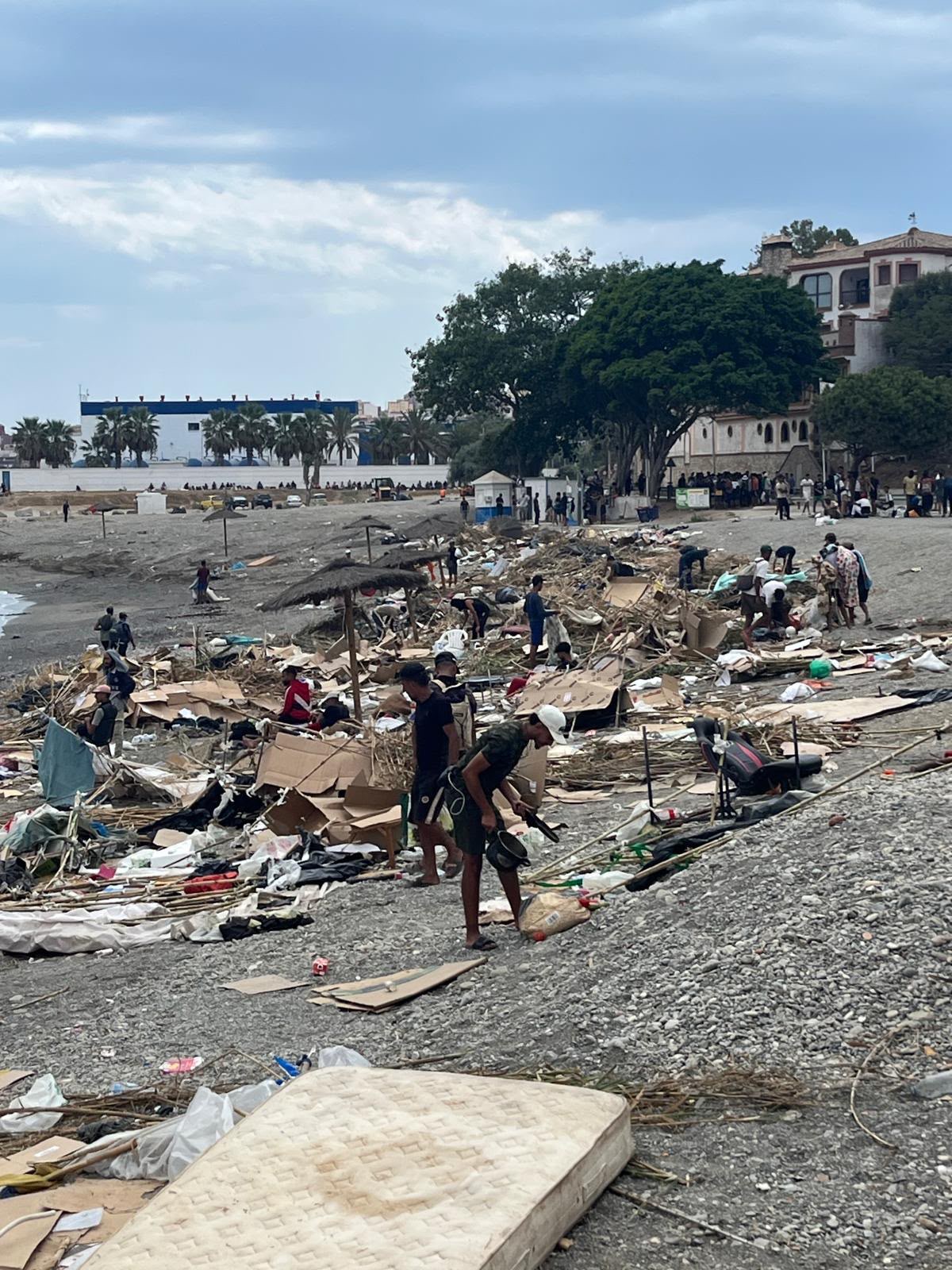 Subsaharianos toman la playa de El Trampolín después de deshalojar a 4.000.