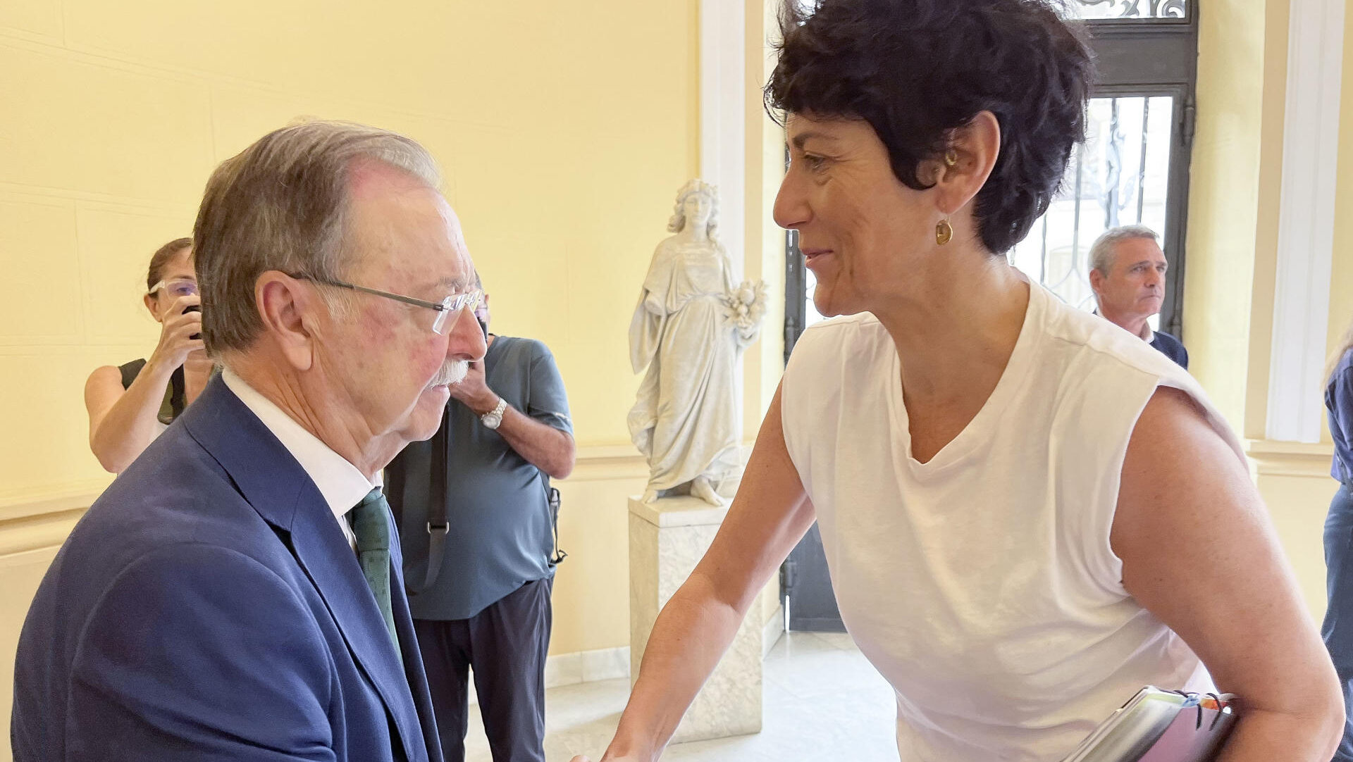 CEUTA, 17/08/2026.- El presidente de la Ciudad Autónoma de Ceuta, Juan Jesús Vivas Lara (i), recibe este lunes a la ministra de Inclusión, Seguridad Social y Migraciones y portavoz del Gobierno, Elma Saiz (d). EFE/Reduan