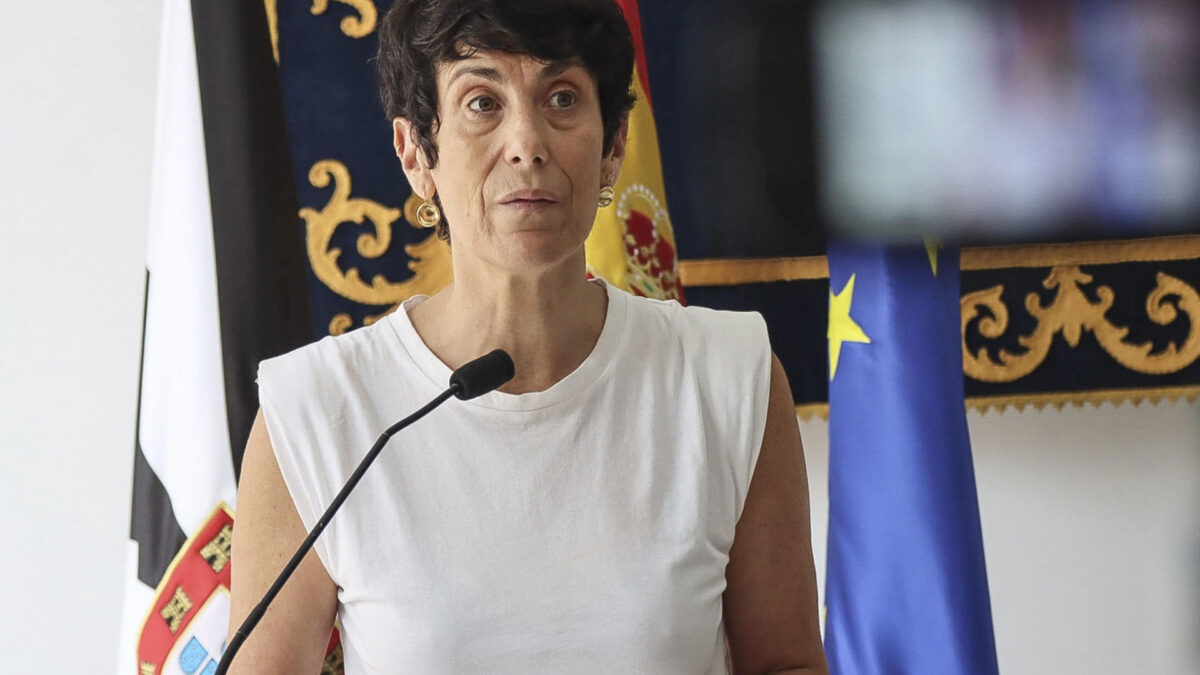 CEUTA, 17/08/2026.- Comparece la ministra de Inclusión, Seguridad Social y Migraciones y portavoz del Gobierno, Elma Saiz, ante los medios este lunes en la sede de la delegación del gobierno en Ceuta. EFE/Reduan