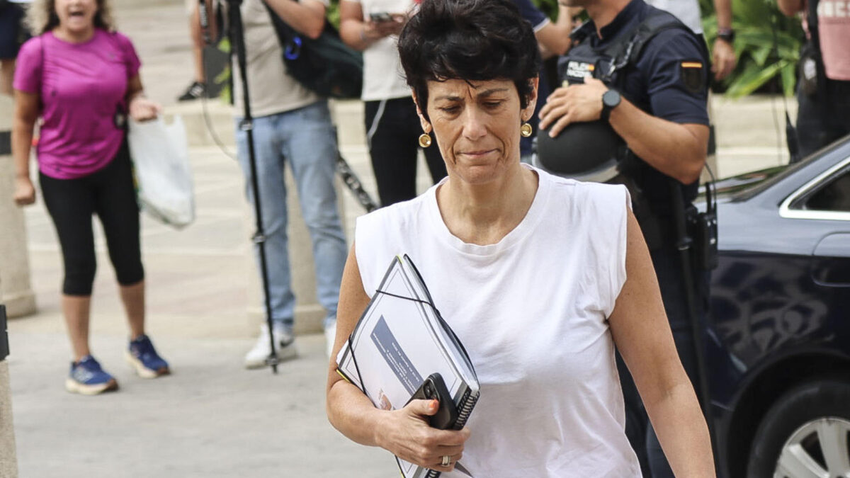 CEUTA, 17/08/2026.- La ministra de Inclusión, Seguridad Social y Migraciones y portavoz del Gobierno, Elma Saiz, a su llegada a una reunión con el presidente de la Ciudad Autónoma de Ceuta, Juan Jesús Vivas Lara. EFE/Reduan