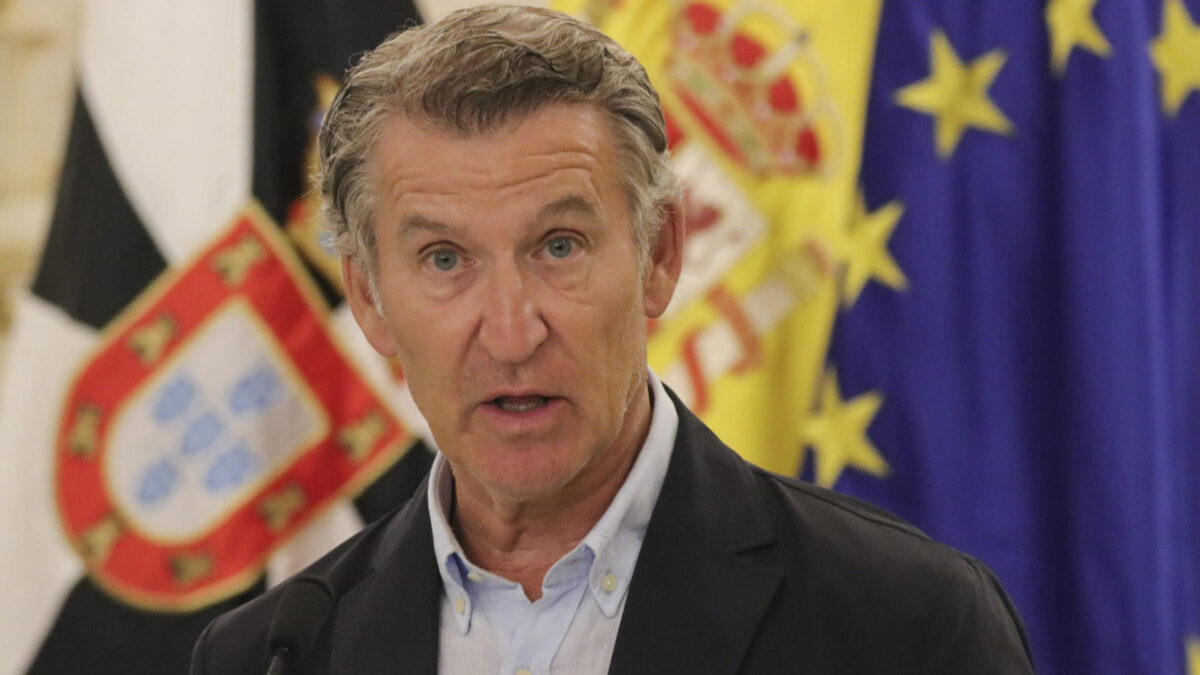 CEUTA, 19/08/2026.- El presidente del PP, Alberto Núñez Feijoó, ofrece una rueda de prensa junto al presidente de la Ciudad Autónoma de Ceuta, Juan Jesús Vivas Lara (no aparece), tras su reunión esta tarde en el Palacio Autonómico de Ceuta, con motivo de la visita del líder popular a la ciudad autónoma. Feijóo ha anunciado este miércoles que el PP acudirá al Tribunal Supremo por la ausencia de varios ministros en las comisiones de investigación del Senado, donde tenían que haber explicado por qué Ceuta "fue invadida". EFE/ Reduan