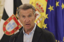 CEUTA, 19/08/2026.- El presidente del PP, Alberto Núñez Feijoó, ofrece una rueda de prensa junto al presidente de la Ciudad Autónoma de Ceuta, Juan Jesús Vivas Lara (no aparece), tras su reunión esta tarde en el Palacio Autonómico de Ceuta, con motivo de la visita del líder popular a la ciudad autónoma. Feijóo ha anunciado este miércoles que el PP acudirá al Tribunal Supremo por la ausencia de varios ministros en las comisiones de investigación del Senado, donde tenían que haber explicado por qué Ceuta "fue invadida". EFE/ Reduan