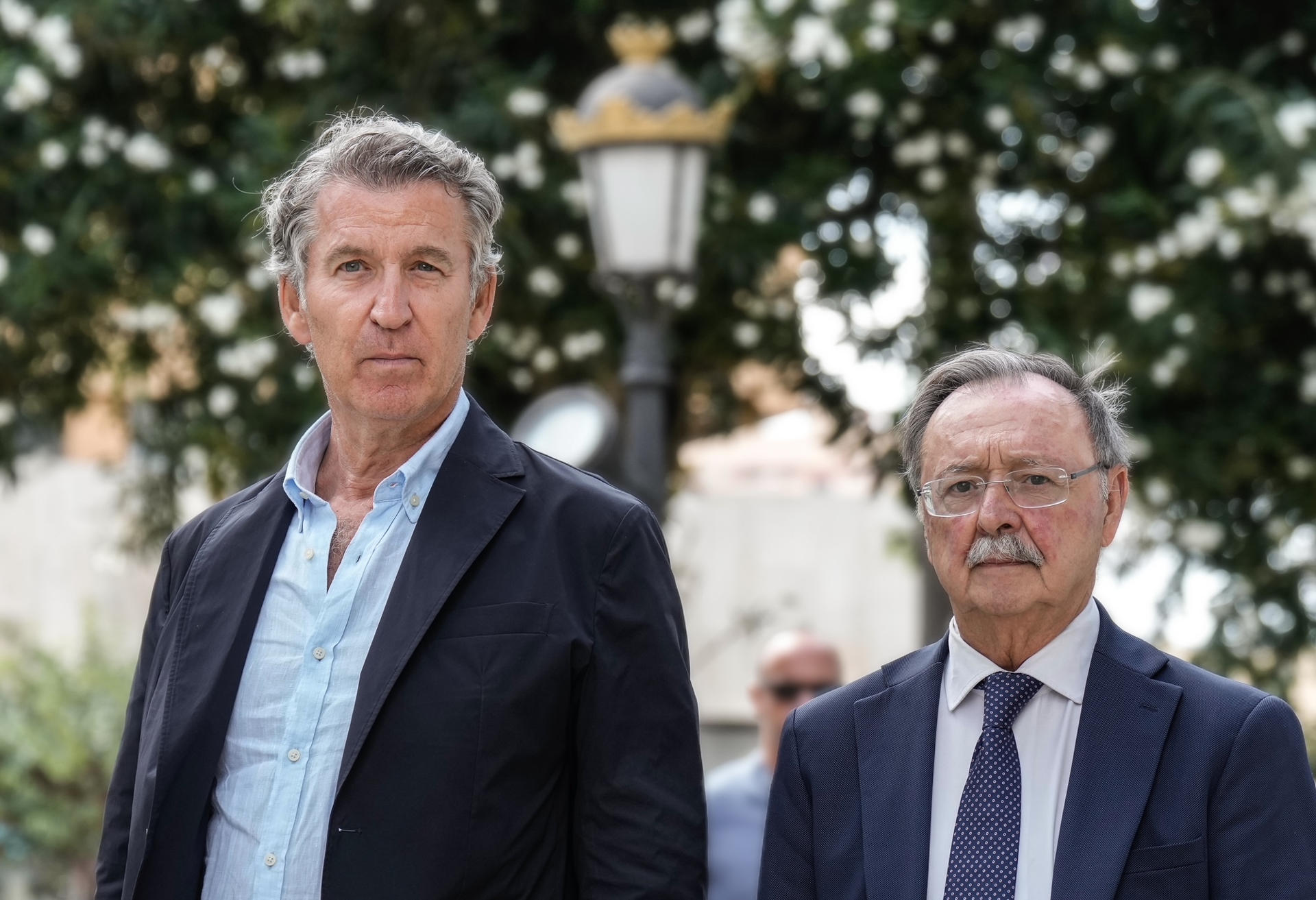 CEUTA, 19/08/2026.- El presidente del PP, Alberto Núñez Feijoó (i), junto al presidente de la Ciudad Autónoma de Ceuta, Juan Jesús Vivas Lara (d), durante su encuentro esta tarde en el Palacio Autonómico de Ceuta, con motivo de la visita del líder popular a la ciudad autónoma. Feijóo ha anunciado este miércoles que el PP acudirá al Tribunal Supremo por la ausencia de varios ministros en las comisiones de investigación del Senado, donde tenían que haber explicado por qué Ceuta "fue invadida". EFE/ Tarek/PP/SÓLO USO EDITORIAL/SÓLO DISPONIBLE PARA ILUSTRAR LA NOTICIA QUE ACOMPAÑA (CRÉDITO OBLIGATORIO)