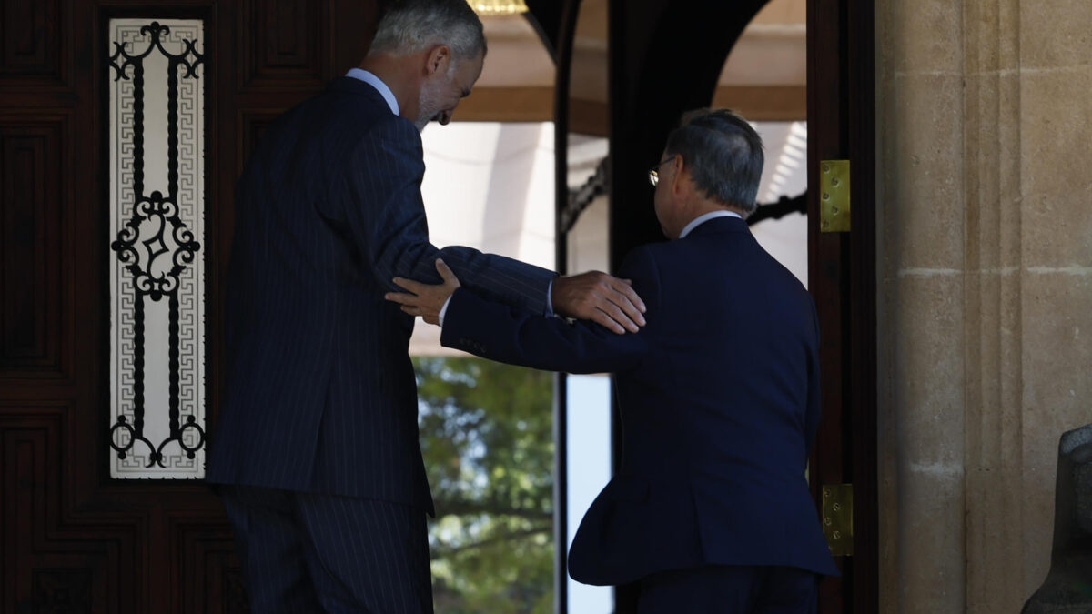 PALMA DE MALLORCA, 06/08/2026.- El rey Felipe VI (i) recibe al presidente ceutí, Juan Jesús Vivas (d), este jueves en el Palacio de Marivent en Palma de Mallorca. EFE/ Ballesteros