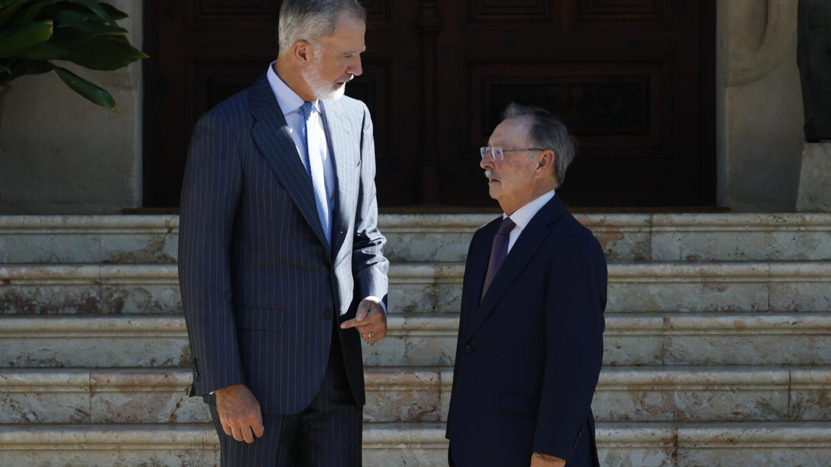 PALMA DE MALLORCA, 06/08/2026.- El rey Felipe VI (i) recibe al presidente ceutí, Juan Jesús Vivas (d), este jueves en el Palacio de Marivent en Palma de Mallorca. EFE/ Ballesteros
