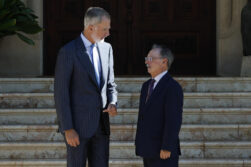 PALMA DE MALLORCA, 06/08/2026.- El rey Felipe VI (i) recibe al presidente ceutí, Juan Jesús Vivas (d), este jueves en el Palacio de Marivent en Palma de Mallorca. EFE/ Ballesteros