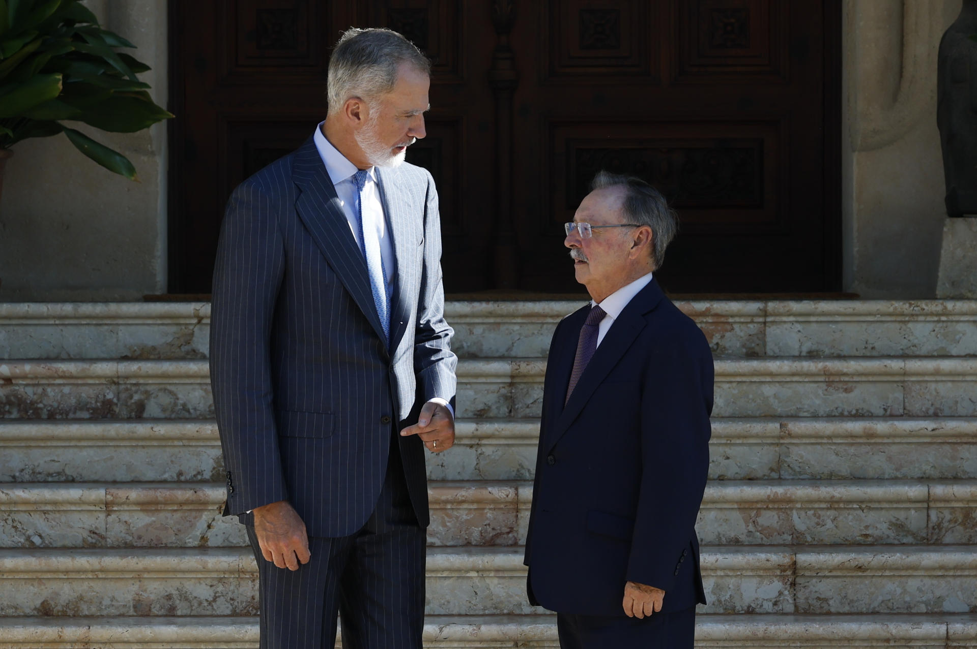 PALMA DE MALLORCA, 06/08/2026.- El rey Felipe VI (i) recibe al presidente ceutí, Juan Jesús Vivas (d), este jueves en el Palacio de Marivent en Palma de Mallorca. EFE/ Ballesteros