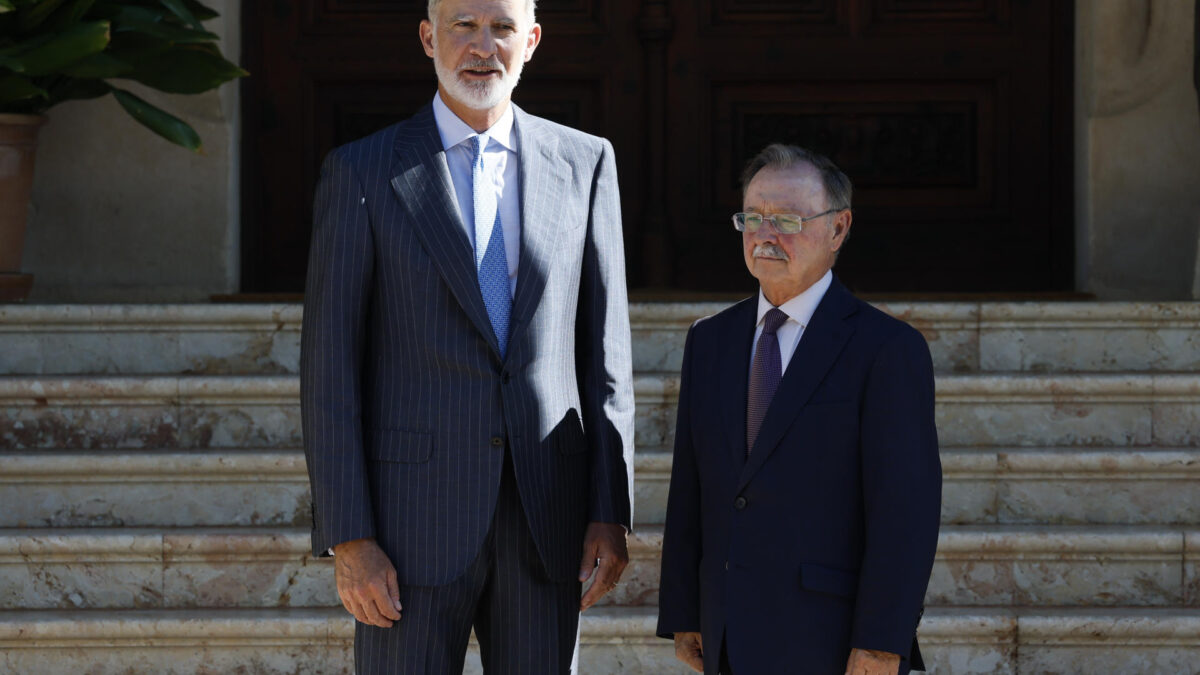 PALMA DE MALLORCA, 06/08/2026.- El rey Felipe VI (i) recibe al presidente ceutí, Juan Jesús Vivas (d), este jueves en el Palacio de Marivent en Palma de Mallorca. EFE/ Ballesteros
