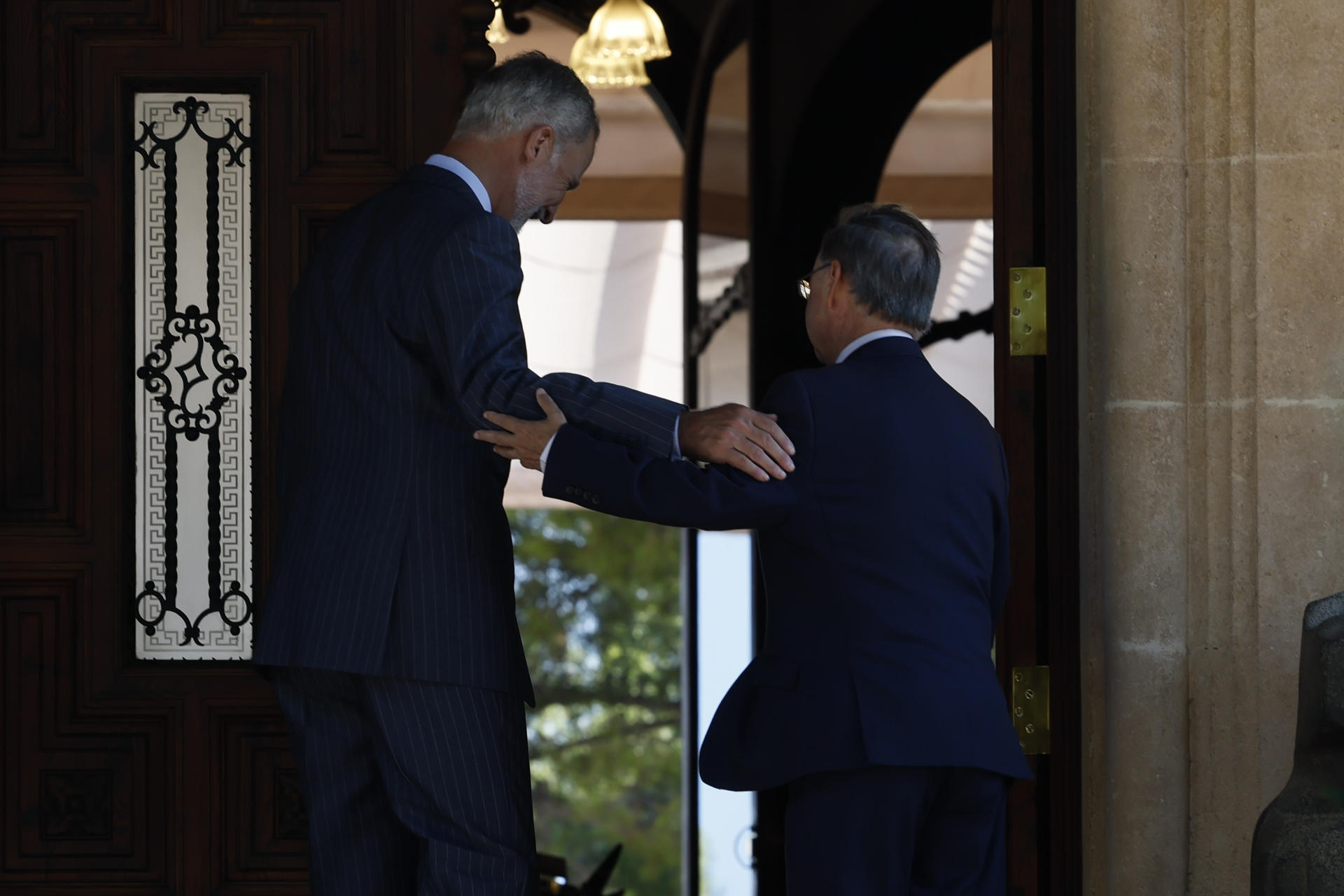 PALMA DE MALLORCA, 06/08/2026.- El rey Felipe VI (i) recibe al presidente ceutí, Juan Jesús Vivas (d), este jueves en el Palacio de Marivent en Palma de Mallorca. EFE/ Ballesteros