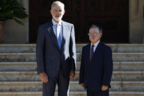 PALMA DE MALLORCA, 06/08/2026.- El rey Felipe VI (i) recibe al presidente ceutí, Juan Jesús Vivas (d), este jueves en el Palacio de Marivent en Palma de Mallorca. EFE/ Ballesteros