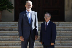 PALMA DE MALLORCA, 06/08/2026.- El rey Felipe VI (i) recibe al presidente ceutí, Juan Jesús Vivas (d), este jueves en el Palacio de Marivent en Palma de Mallorca. EFE/ Ballesteros