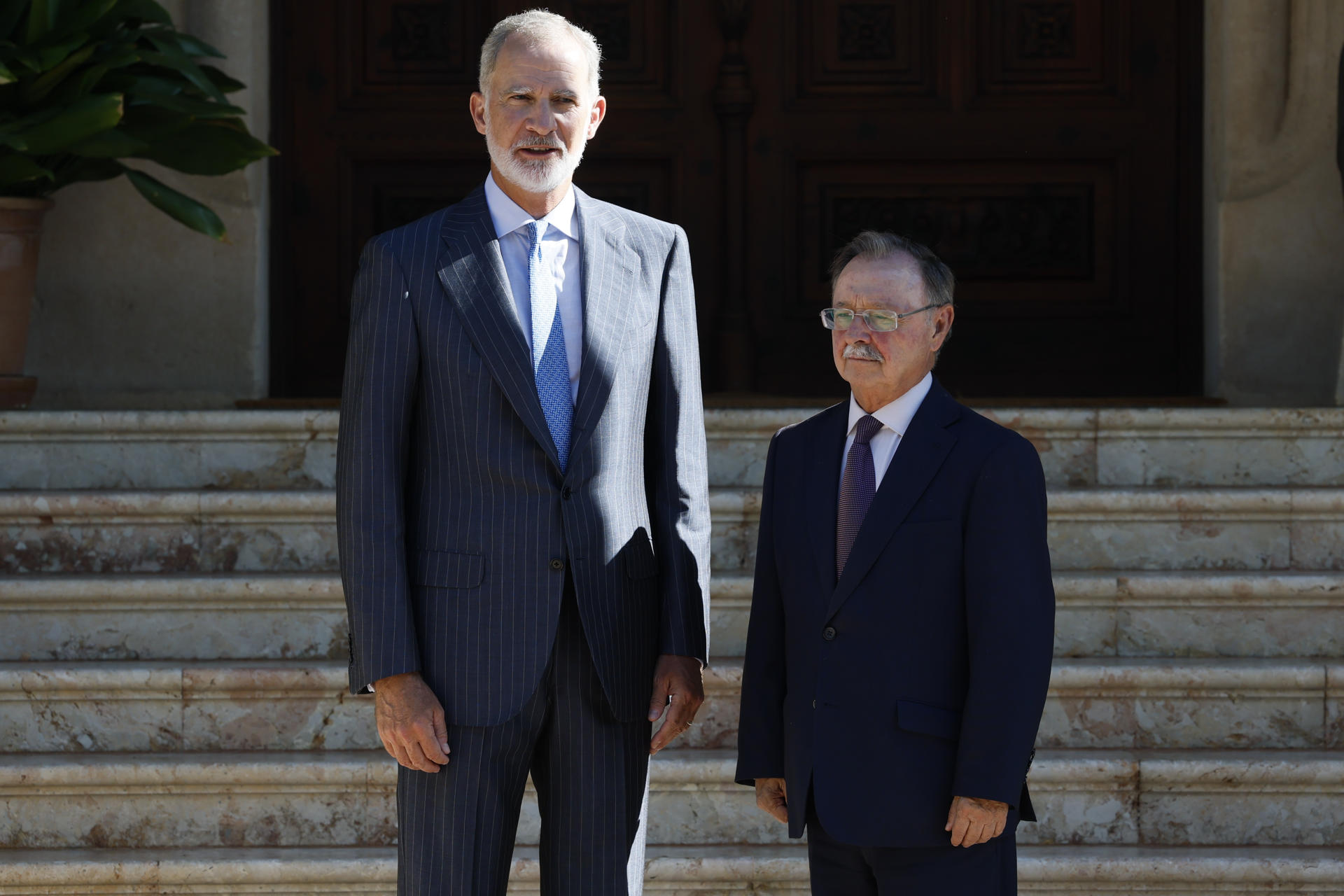 PALMA DE MALLORCA, 06/08/2026.- El rey Felipe VI (i) recibe al presidente ceutí, Juan Jesús Vivas (d), este jueves en el Palacio de Marivent en Palma de Mallorca. EFE/ Ballesteros
