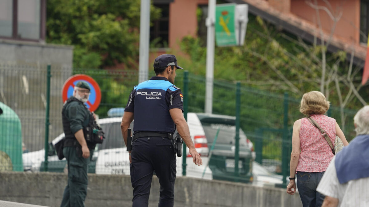 LLANES (ASTURIAS), 05/08/2026.- Presencia policial en las inmediaciones del Cuartel de la Guardia Civil de Llanes, este miércoles. El agente de la Guardia Civil que este miércoles ha matado a su expareja, también miembro del cuerpo, ha fallecido como consecuencia de los disparos que recibió por otros agentes que intentaron que no huyera y repeler la agresión a la víctima. EFE/Paco Paredes