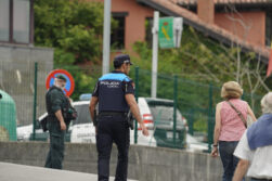 LLANES (ASTURIAS), 05/08/2026.- Presencia policial en las inmediaciones del Cuartel de la Guardia Civil de Llanes, este miércoles. El agente de la Guardia Civil que este miércoles ha matado a su expareja, también miembro del cuerpo, ha fallecido como consecuencia de los disparos que recibió por otros agentes que intentaron que no huyera y repeler la agresión a la víctima. EFE/Paco Paredes