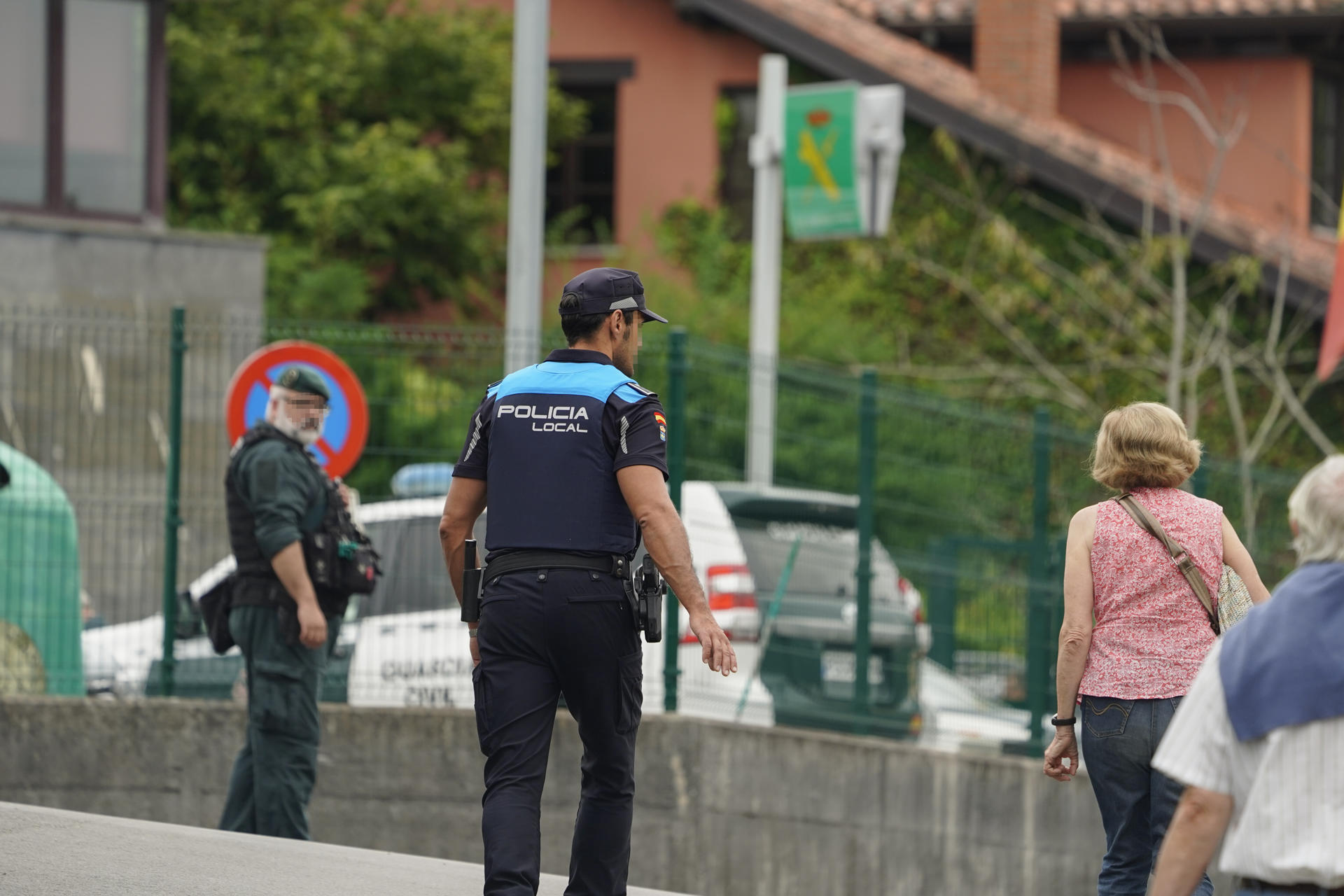 LLANES (ASTURIAS), 05/08/2026.- Presencia policial en las inmediaciones del Cuartel de la Guardia Civil de Llanes, este miércoles. El agente de la Guardia Civil que este miércoles ha matado a su expareja, también miembro del cuerpo, ha fallecido como consecuencia de los disparos que recibió por otros agentes que intentaron que no huyera y repeler la agresión a la víctima. EFE/Paco Paredes