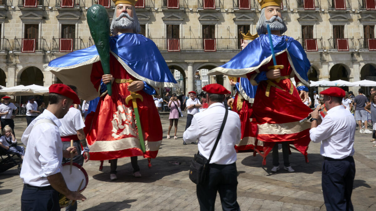 VITORIA, 09/08/2026.-Última jornada de las fiestas de La Blanca, en la que Vitoria pone fin a las fiestas después de seis días repletos de actos con la subida de Celedón a la Torre de San Miguel y la traca final desde la balconada a la Virgen Blanca.- EFE / L. Rico