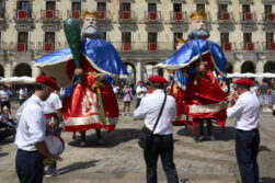 VITORIA, 09/08/2026.-Última jornada de las fiestas de La Blanca, en la que Vitoria pone fin a las fiestas después de seis días repletos de actos con la subida de Celedón a la Torre de San Miguel y la traca final desde la balconada a la Virgen Blanca.- EFE / L. Rico